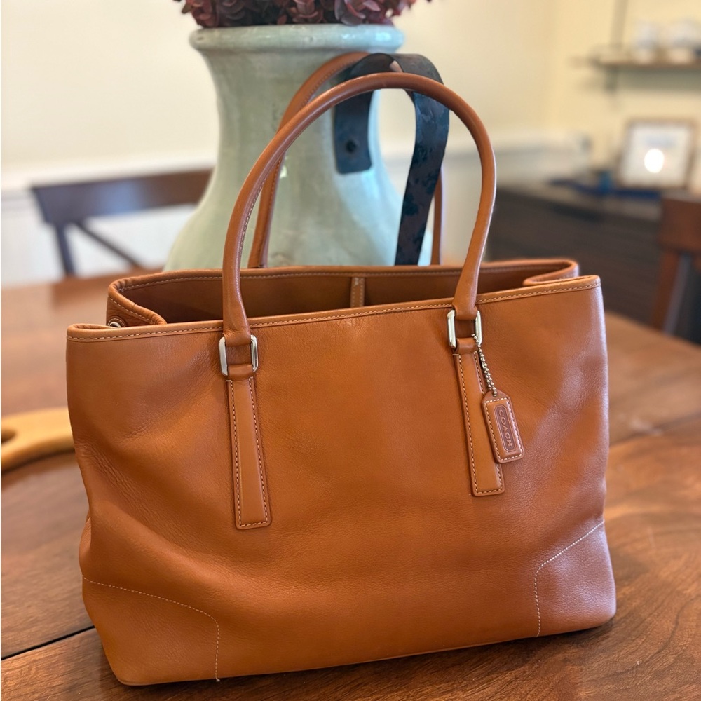 Vintange Coach Y2K tote bag. It is part of the Hampton’s collection.
